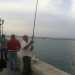 Il pescatore Francesco si prepara al lancio dell'esca